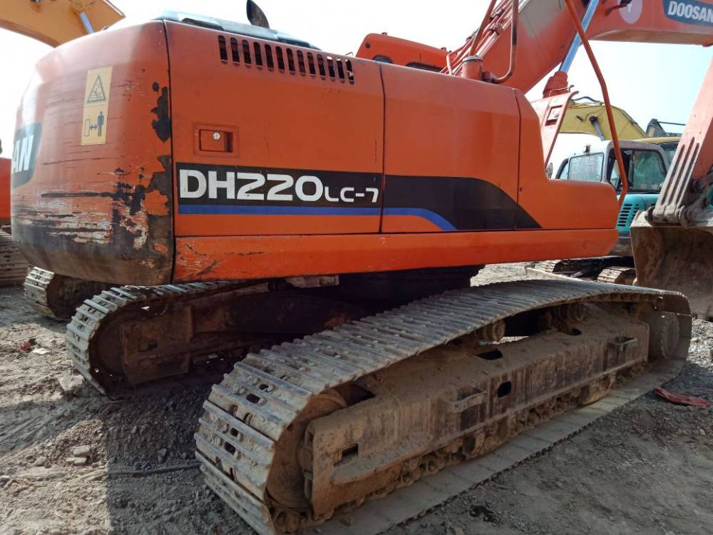 江苏苏州市18万元出售斗山中挖DH220挖掘机