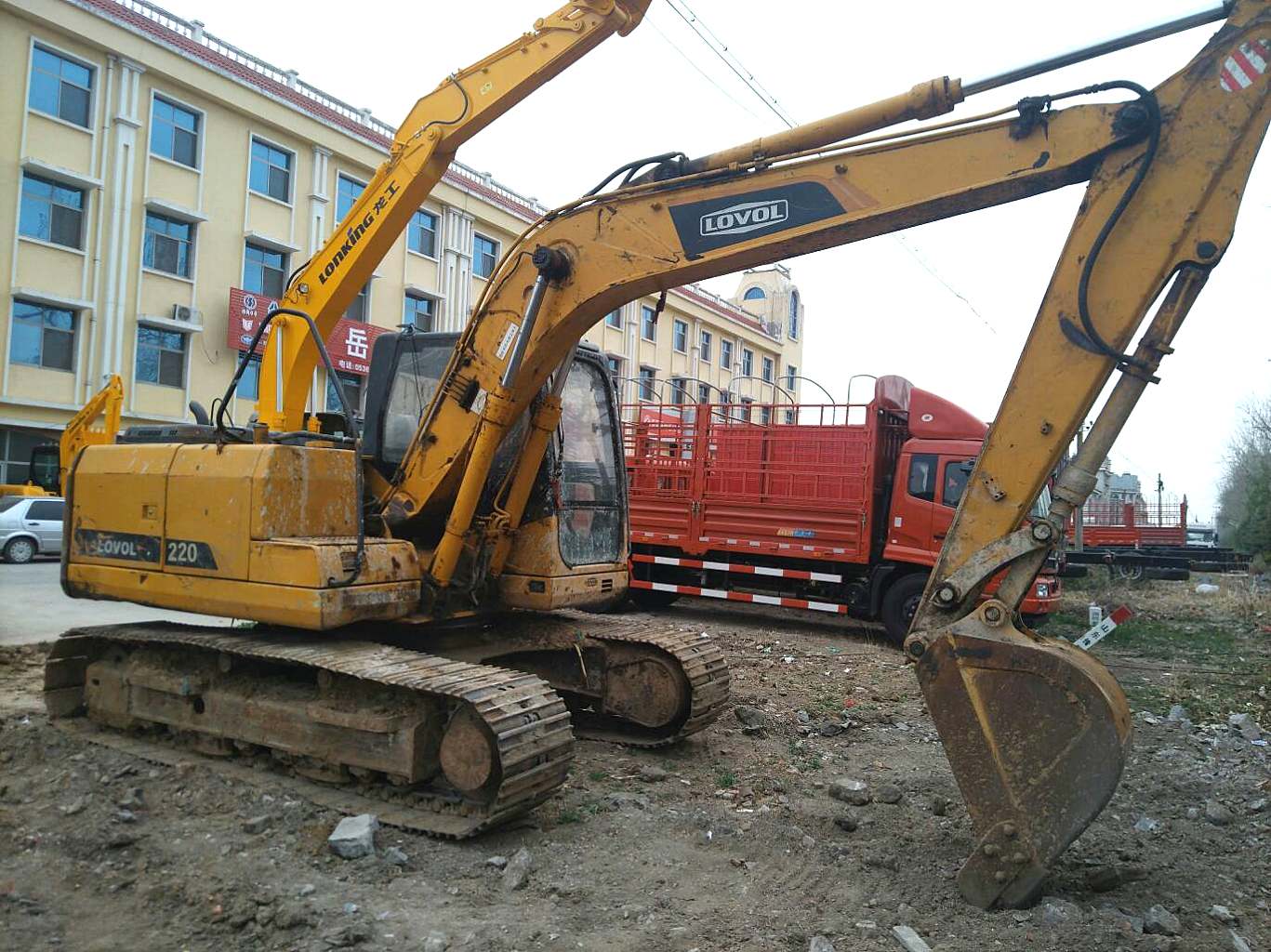 山東濰坊市26萬元出售雷沃重工中挖FR170挖掘機