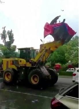 云南芒市泼水节现挖掘机上街泼水 警察当场制止
人民网芒市4月