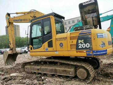 江苏苏州市34万元出售小松中挖PC200挖掘机
