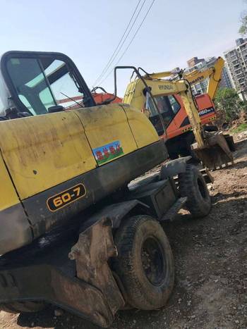 江苏苏州市15万元出售现代小挖R60挖掘机