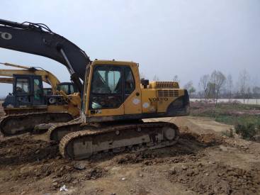 陝西漢中市23萬元出售沃爾沃中挖EC210挖掘機