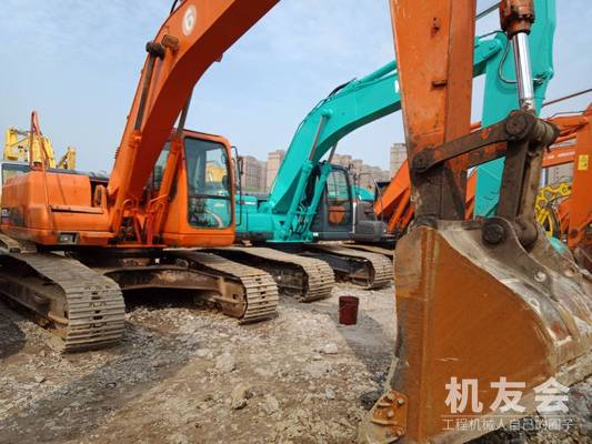 江苏苏州市22万元出售斗山中挖DH220挖掘机