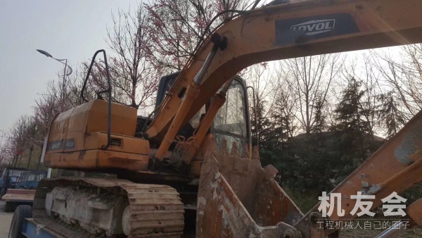 山東臨沂市24萬元出售雷沃重工中挖FR170挖掘機