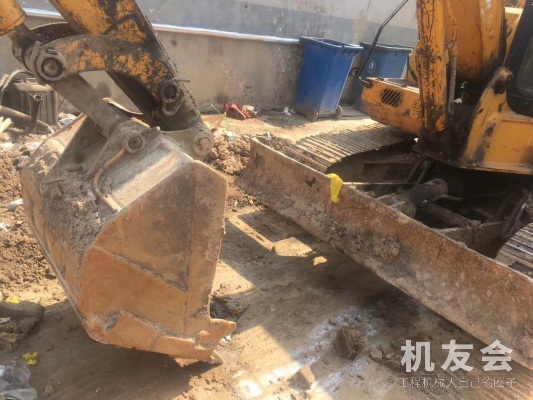 山東臨沂市6.2萬元出售雷沃重工小挖FR65挖掘機