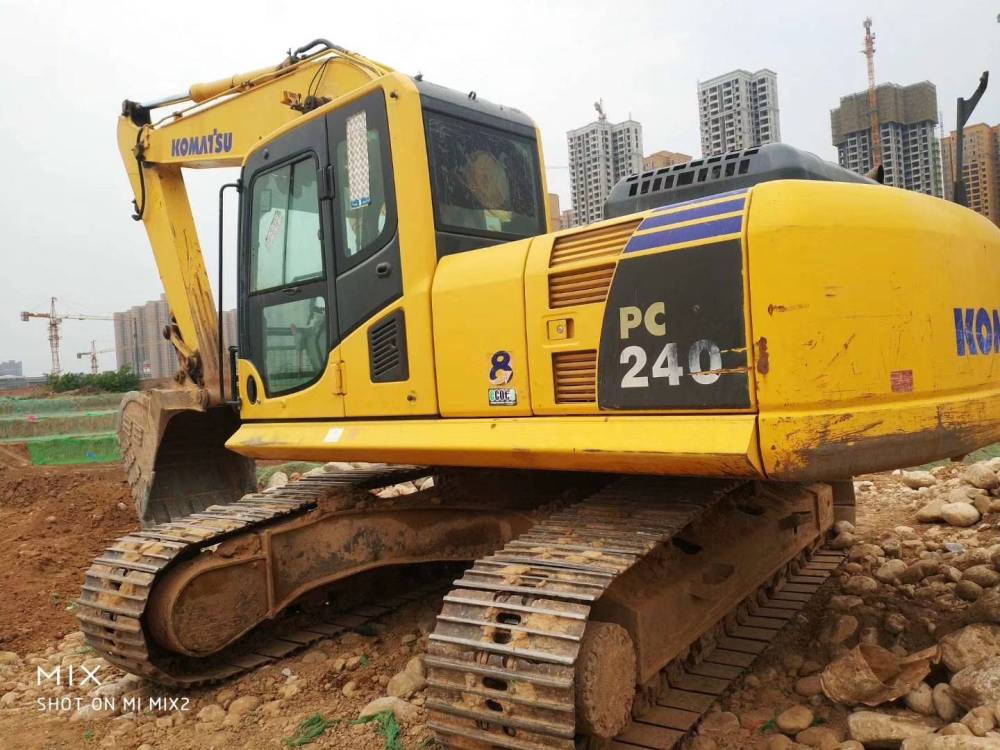 陕西西安市52万元出售小松中挖PC210挖掘机