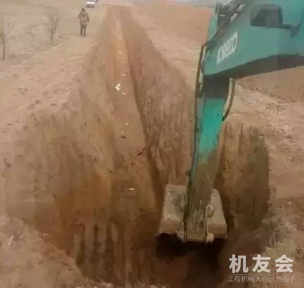 看看人家的挖掘机是如何刷坡、挖沟的！