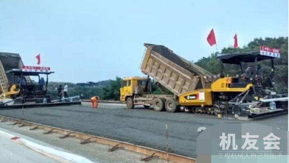 徐工高端摊铺机RP953组团征战东帝汶高速建设！
