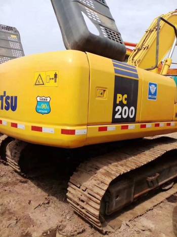 江苏苏州市23万元出售小松中挖PC200挖掘机