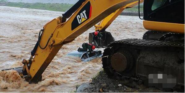 汽车翻下漫水桥 挖掘机紧急搭建救援通道
5月21日上午7时许