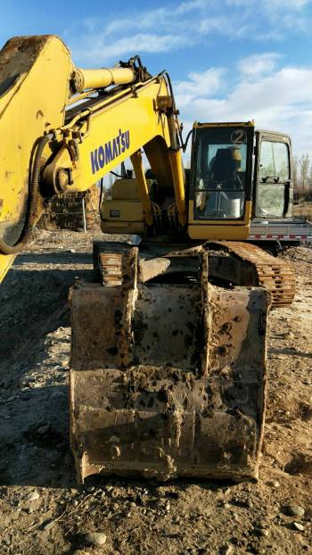 新疆42万元出售小松中挖PC220挖掘机