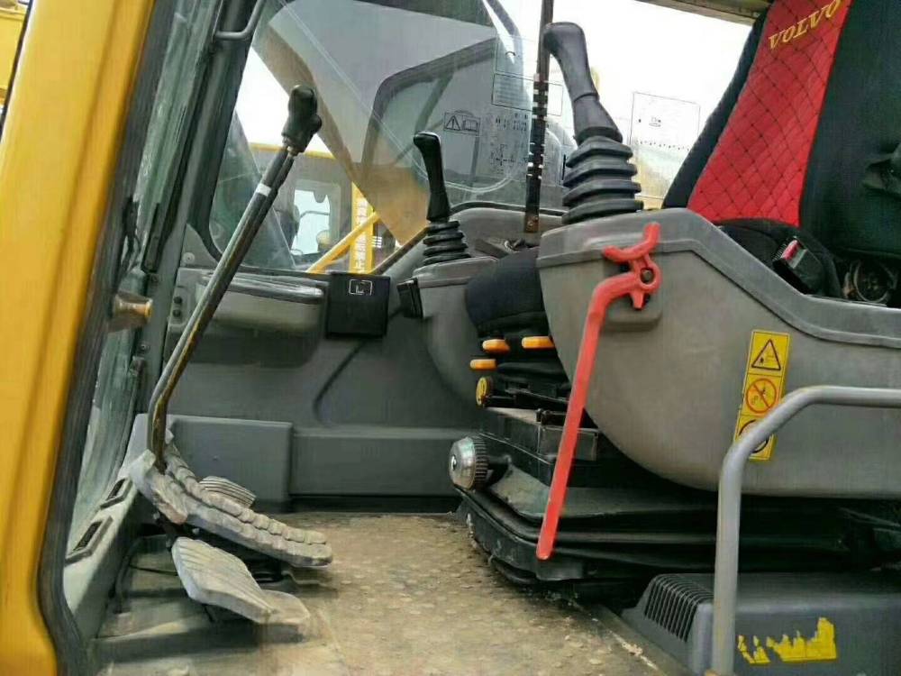 江苏苏州市30万元出售沃尔沃中挖EC210挖掘机