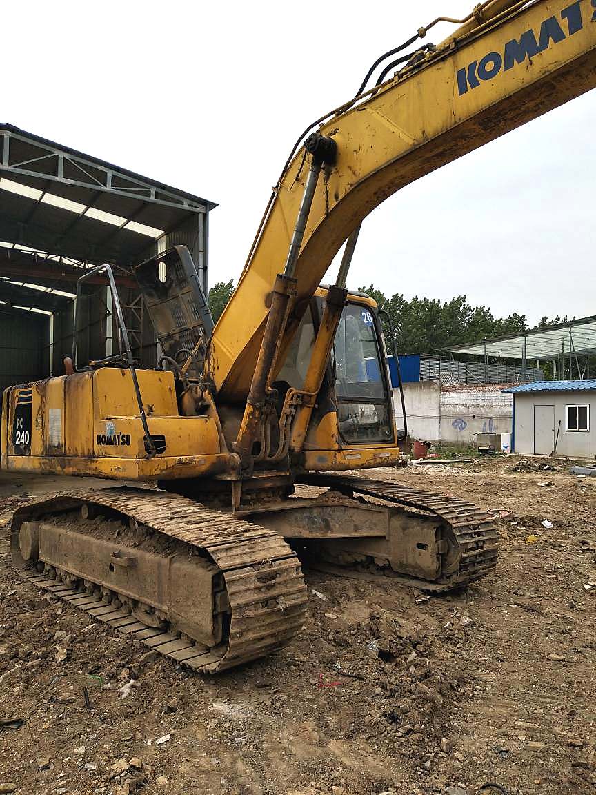 安徽宿州市15万元出售中联重科小挖ZE230E挖掘机