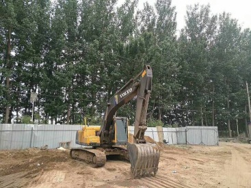 江苏苏州市15万元出售沃尔沃中挖沃尔沃210B挖掘机