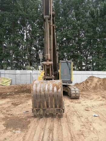江苏苏州市15万元出售沃尔沃中挖沃尔沃210B挖掘机