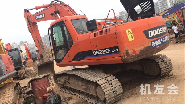 江苏苏州市16万元出售斗山中挖DH220挖掘机