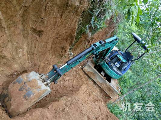 海南琼中7.8万元出售小松迷你挖PC56挖掘机