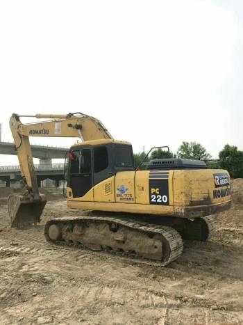 北京32万元出售小松中挖PC220挖掘机