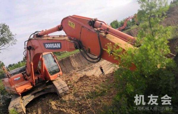 山西太原市56萬元出售鬥山大挖DH300挖掘機