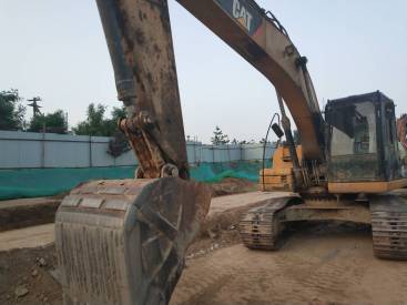 河南濮阳市57万元出售卡特彼勒中挖320挖掘机