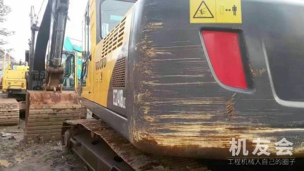江苏苏州市32万元出售沃尔沃中挖EC240挖掘机