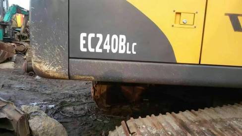 江苏苏州市32万元出售沃尔沃中挖EC240挖掘机