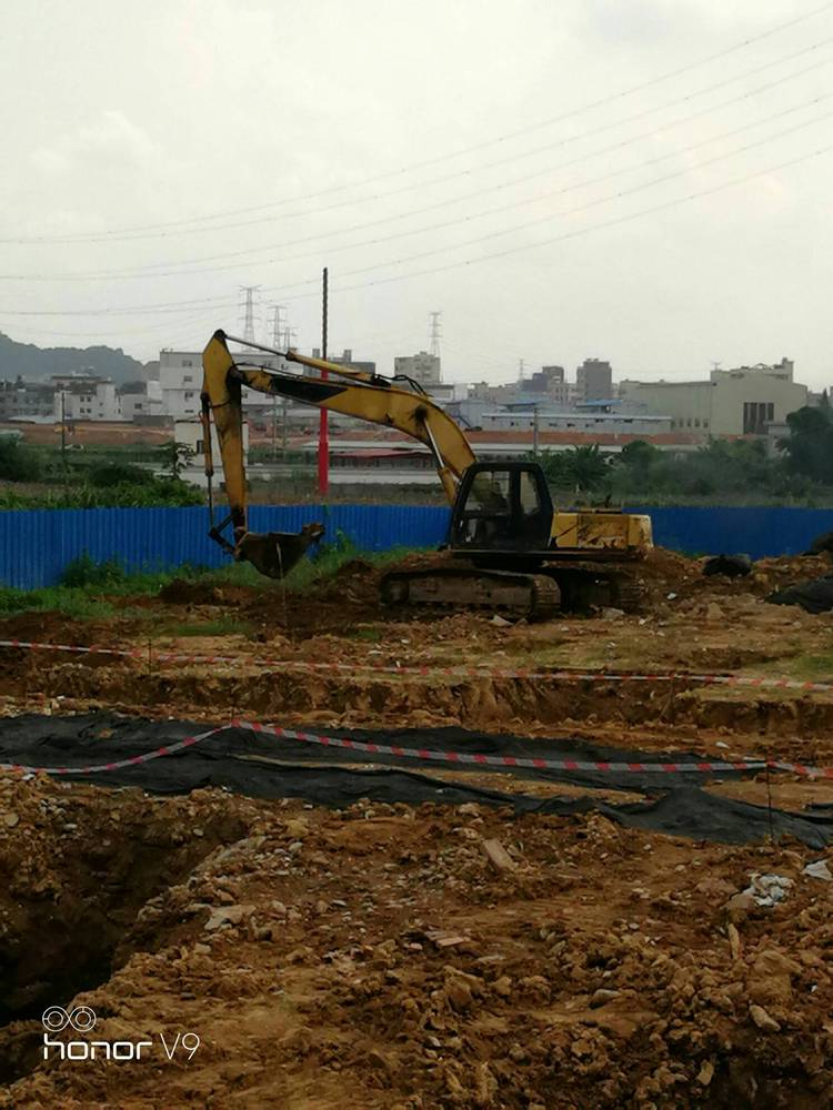 广东东莞市12万元出售神钢中挖SK200挖掘机