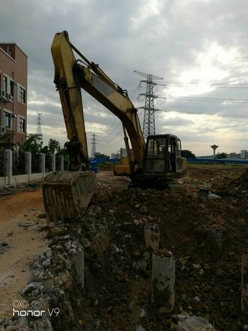 广东东莞市12万元出售神钢中挖SK200挖掘机