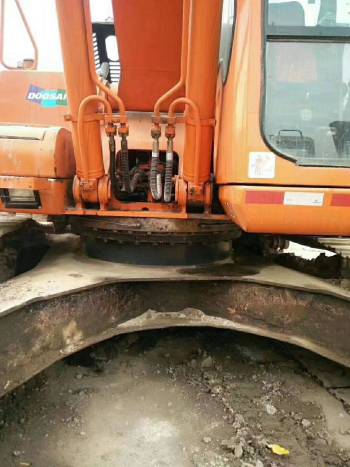江苏苏州市28万元出售斗山中挖DH225挖掘机