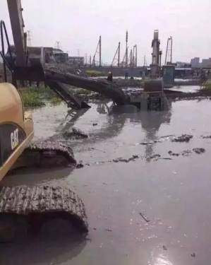 挖掘机掉入泥坑，司机泥中溺毙！