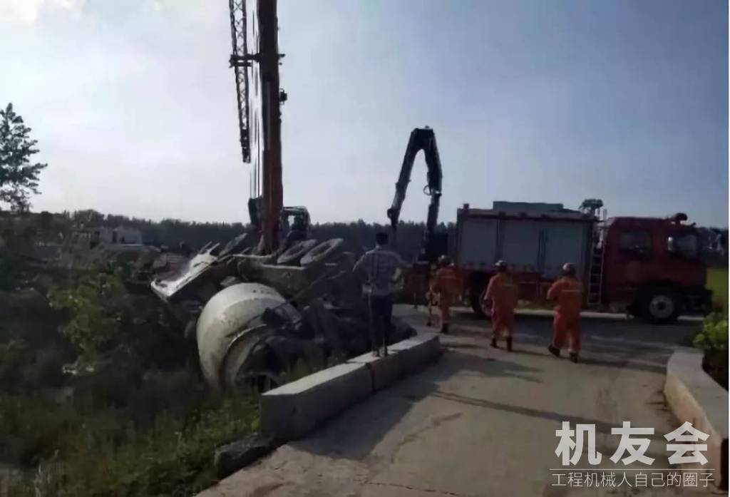 近日，重庆涪陵区组织公安、水务、海事等部门，联合开展打击非法采砂行动，确保2018年全面禁采河道砂石资源工作任务。