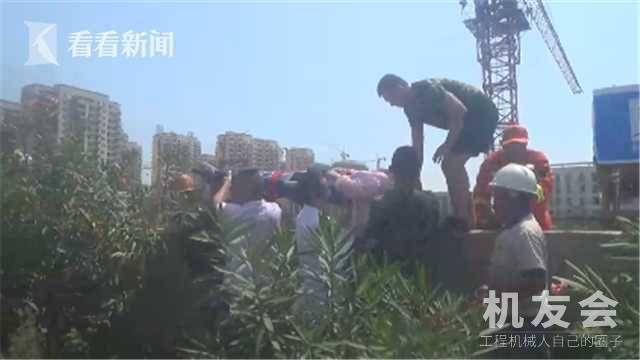 女操作员塔吊中暑晕倒 消防员背救生器材徒手爬30米高空救援