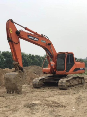 江苏苏州市18万元出售斗山中挖DX215挖掘机
