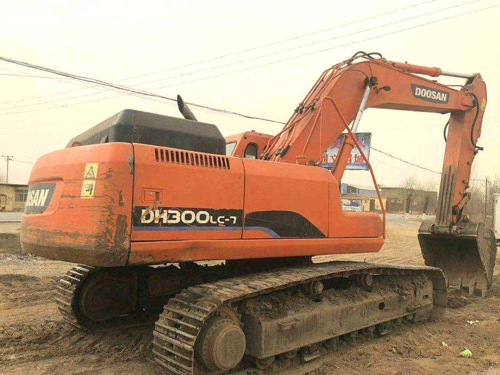 江苏苏州市35万元出售斗山大挖DX300挖掘机