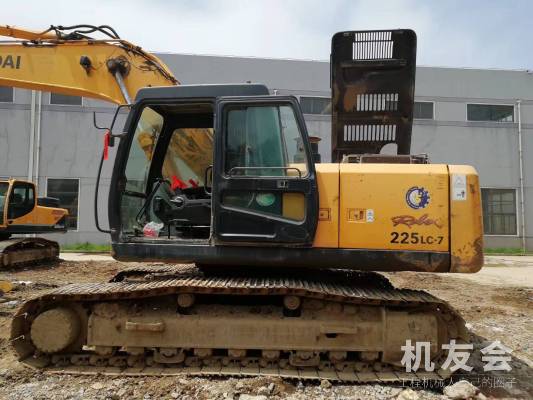 江蘇蘇州市34萬元出售現代中挖R225挖掘機
