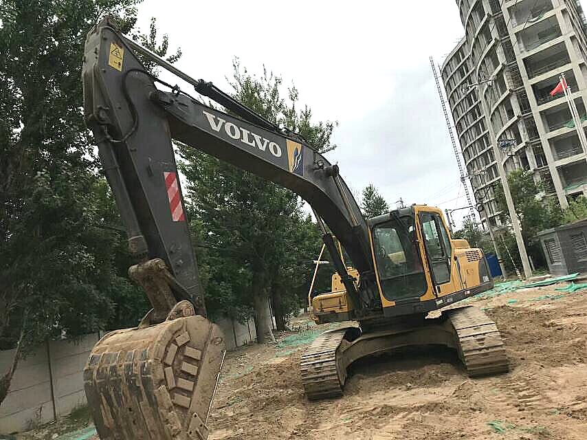 江苏苏州市31万元出售沃尔沃EC240挖掘机