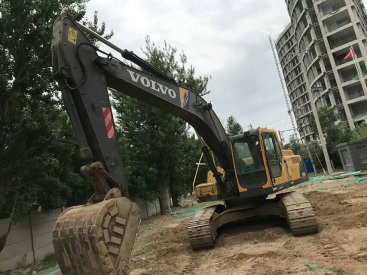 江苏苏州市31万元出售沃尔沃EC240挖掘机