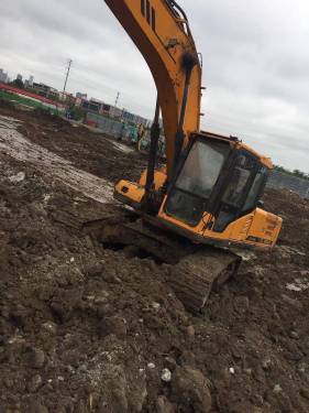 江苏苏州市23万元出售三一重工中挖SY215挖掘机