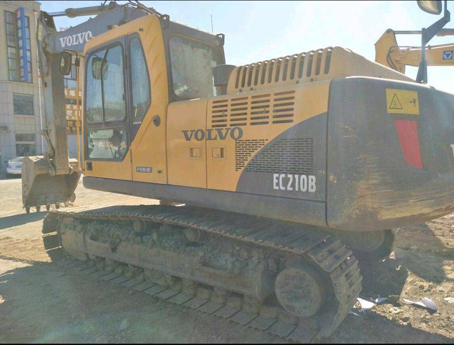 福建漳州市35万元出售沃尔沃中挖EC210挖掘机