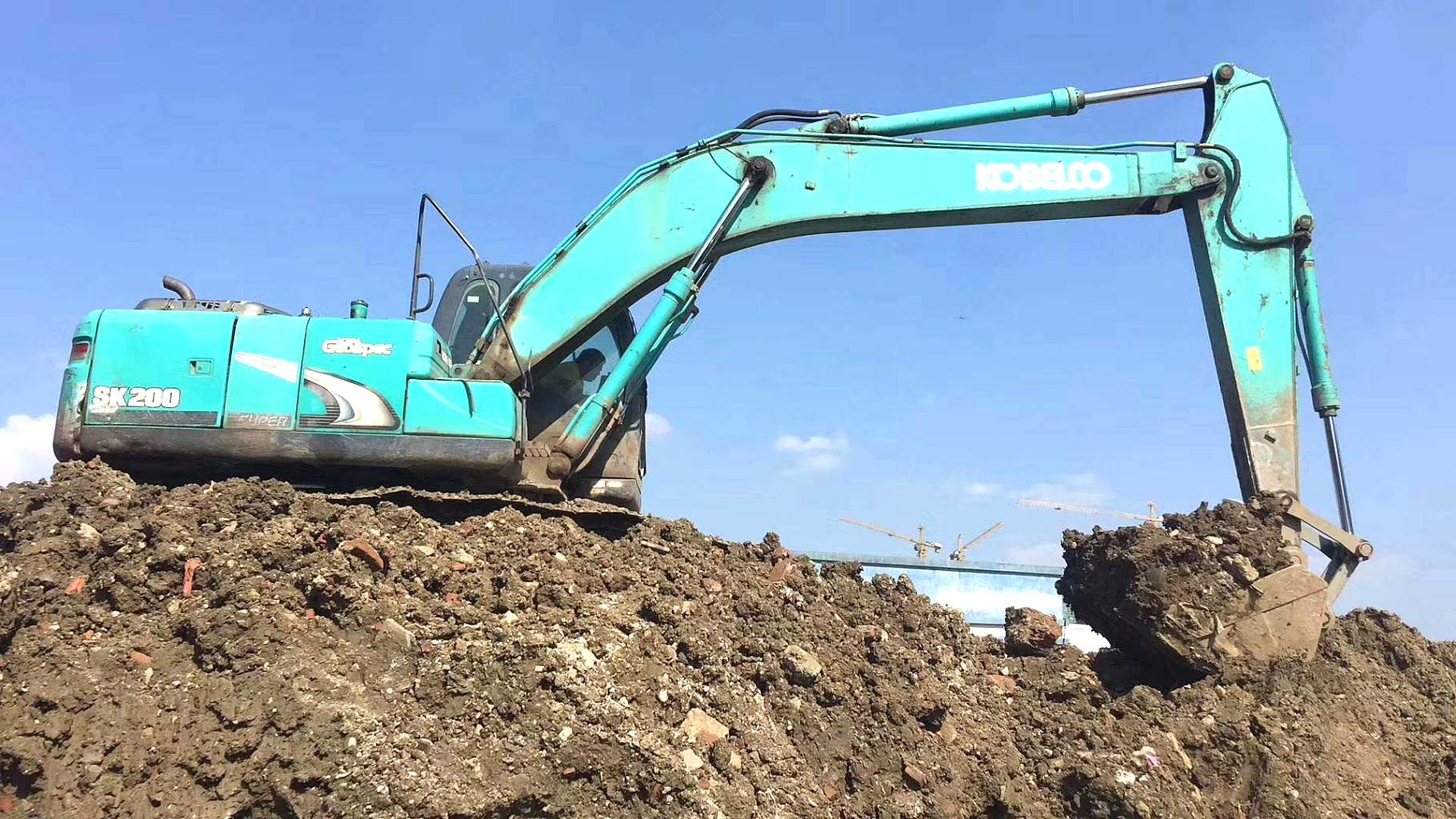 贵州遵义市38万元出售神钢中挖SK200挖掘机