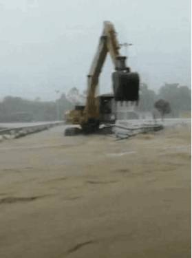 孤胆英雄！司机洪水中开挖掘机 上桥清杂物排险
8月30日，广