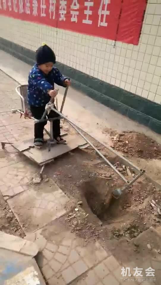 太棒了！6岁小孩开自制挖掘机，有模有样