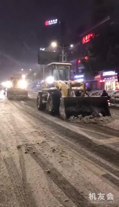 顶风冒雪保道路畅通