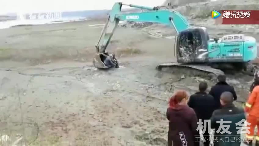 两“熊孩子”河边玩耍陷入淤泥警方调挖掘机救援