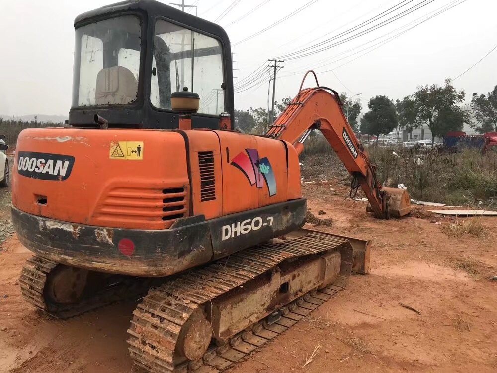 江苏无锡市10万元出售斗山DH60挖掘机