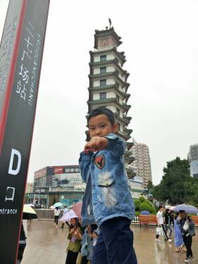郑州的标志，二期纪念塔！带宝宝到此一游