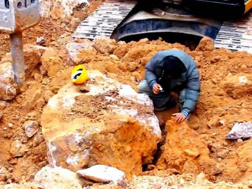 挖掘机挖出一块大石头 男子仔细一看乐开花了

 男子用工具查