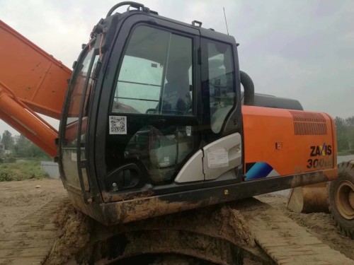江西贛州市32萬元出售日立ZX240挖掘機