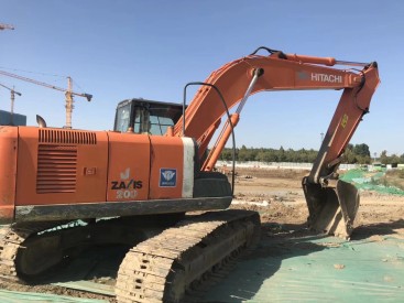 安徽宣城市30万元出售日立ZX200挖掘机