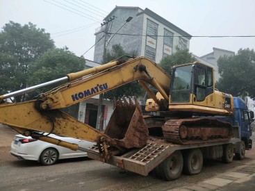 湖南长沙市45万元出售小松PC240挖掘机